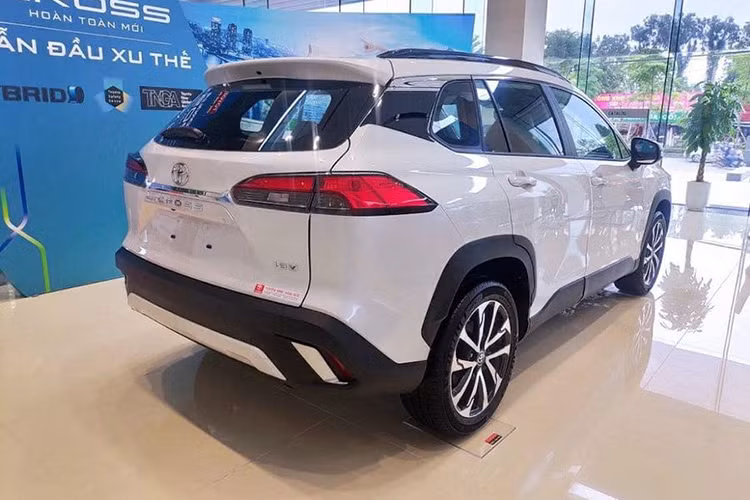 So với tháng liền trước, mẫu xe này vẫn tăng trưởng 11,9%. Cộng dồn từ đầu năm đến nay, Toyota Corolla Cross đạt doanh số 10.062 xe, đứng đầu toàn phân khúc. Cũng như Honda HR-V và người anh em Toyota Yaris Cross, Toyota Corolla Cross không có lợi thế về mặt giá bán khi dao động từ 760 - 955 triệu đồng.