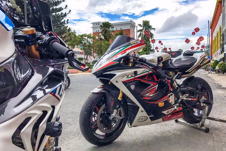 So dáng" cùng MV Agusta F4RR là siêu môtô BMW S1000RR, cũng được độ một loạt "đồ hiệu" để gần tương đương với một chiếc xe đua WSBK chuyên nghiệp. S1000RR là mẫu siêu môtô đã không còn xa lạ với dân chơi xe tại Việt Nam. Có số lượng khá nhiều, siêu môtô BMW cũng thường xuyên được các bikers tại Việt Nam độ lại.