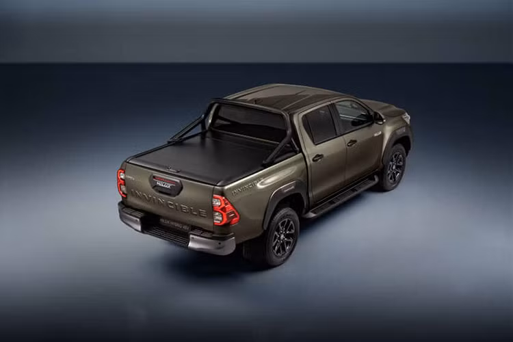 Theo hãng Toyota, hệ thống mild hybrid 48V sẽ "cải thiện độ mượt của động cơ và khả năng tiết kiệm nhiên liệu". Tùy theo phiên bản, hệ thống sẽ giảm 10% lượng nhiên liệu tiêu thụ so với Toyota Hilux máy dầu thông thường. Bên cạnh đó, hệ thống còn hỗ trợ lúc khởi động, tăng tốc và vượt xe khác.