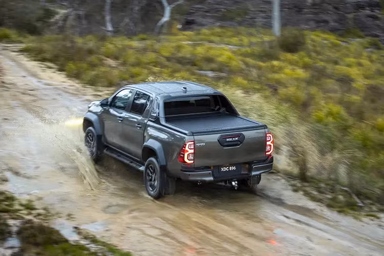 Tuy Hilux thua Ford Ranger nhưng Toyota vẫn hài lòng với doanh số hơn 60.000 xe trong năm 2023 tại thị trường Úc. "Doanh số 60.000 xe vẫn là con số ấn tượng với Hilux. Mẫu xe này đóng vai trò cực kỳ quan trọng trong danh mục sản phẩm của chúng tôi. Chúng tôi sẽ tiếp tục phát triển và cải thiện mẫu xe này. Thị trường sẽ tự quyết định thành công của xe", ông Sean Hanley, Giám đốc bán hàng và marketing của Toyota Úc, phát biểu.