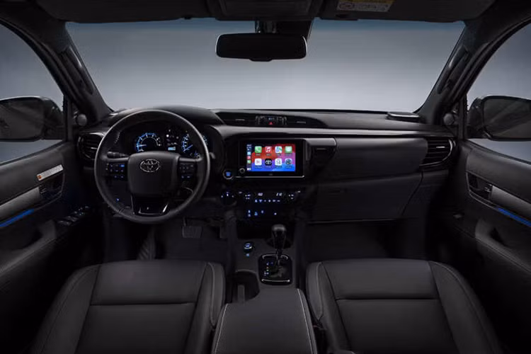 Các phiên bản mild hybrid của Toyota Hilux 2024 sẽ có thêm nút bấm để chọn chế độ lái trên cụm điều khiển trung tâm. Xe có 6 chế độ lái, bao gồm Tự động (Auto), Đường đất (Dirt), Đường cát (Sand), Đường bùn (Mud), Đường đá (Rock) và Đường tuyết (Deep Snow). Những chế độ lái này giúp xe "cải thiện khả năng vận hành trong những điều kiện thử thách".