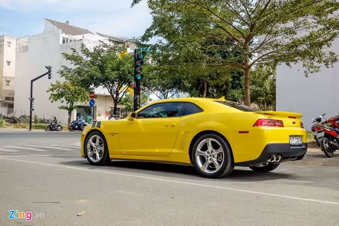 Camaro 2014 nhận được nhiều nâng cấp, đáng chú ý nhất là cản trước và phía sau xe. Lưới tản nhiệt trước mỏng hơn cùng với đèn sương mù mới.
