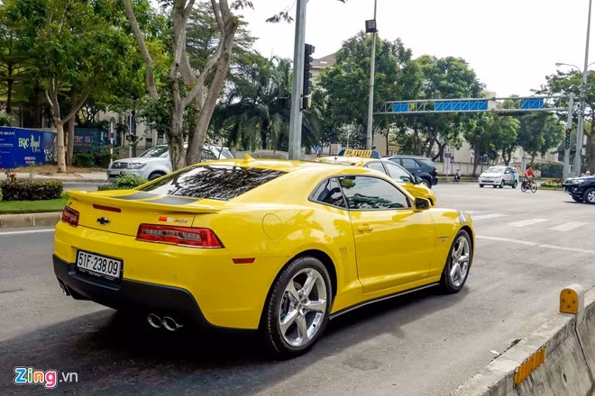 Camaro đời thứ 5 được thiết kế lại hoàn toàn. Tuy nhiên những đường nét thiết kế lấy cảm hứng từ mẫu Camaro Concept phát hành năm 2006.