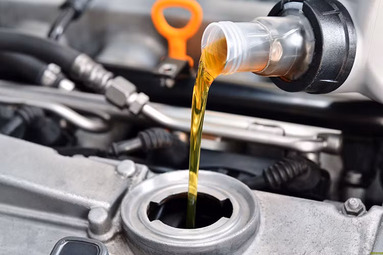 Khi sở hữu xe ôtô, ai cũng tuân thủ sách bảo dưỡng dầu của nhà sản xuất. Tuy nhiên, khi nhiệt độ ngoài trời tăng cao, xe hoạt động nhiều, động cơ rơi vào tình trạng quá nóng. Do vậy, nếu gần đến hạn mức thay dầu, bạn nên kiểm tra mức dầu và màu sắc. Nếu mực dầu thấp, bạn có thể thêm vào. Nếu dầu ngả sang màu tối sẫm, chứng tỏ chất lượng dầu không còn tốt do có nhiều cặn bẩn. Bạn nên thay mới và thay cả bộ lọc dầu.