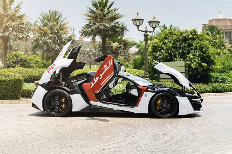 Lykan Hypersport sở hữu sức mạnh khủng với khối động cơ 6 xi-lanh, tăng áp kép, dung tích 3.7 lít, công suất 750 mã lực và mô-men xoắn cực đại 960 Nm, tăng tốc từ 0 lên 100 km/h trong 2,8 giây và vận tốc tối đa 395 km/h.