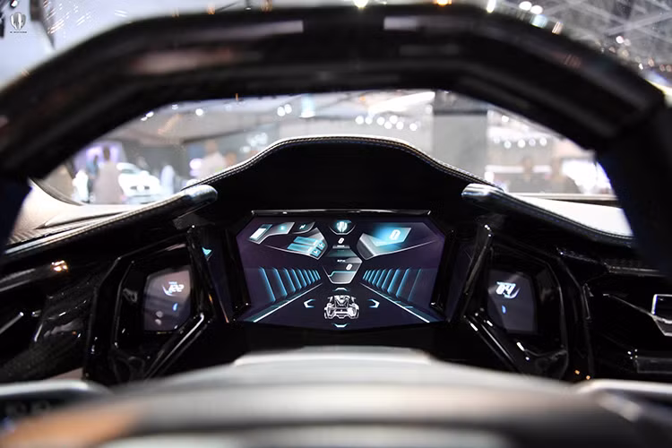 Bên cạnh việc có một cái tên thú vị và dáng vẻ hoang dại, siêu xe đình đám Lykan HyperSport còn có một bảng thông số kỹ thực cực ấn tượng. Có lẽ tính năng đáng lưu ý nhất là động cơ đặt ở sau-giữa dựa trên RUF.