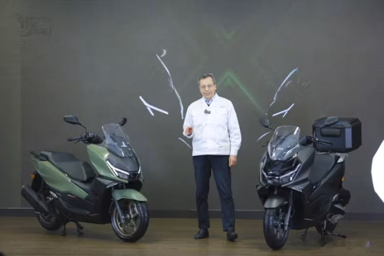 Mức giá xe Honda NS150GX 2025 chưa công bố, nhưng hiện chỉ được phân phối tại thị trường Trung Quốc. Với những tính năng hiện đại và thiết kế nổi bật, mẫu xe này được xem là đối thủ cạnh tranh trực tiếp với dòng Yamaha Nmax, vốn đã có chỗ đứng trong phân khúc xe tay ga 150cc.
