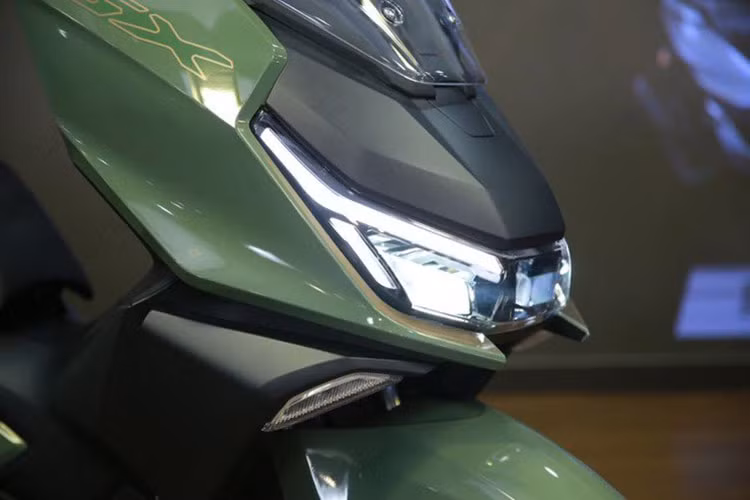 Honda NS150GX là sự kết hợp giữa thiết kế mạnh mẽ, thể thao của dòng xe địa hình ADV 160 và sự thoải mái, tiện nghi đặc trưng của PCX. Xe hướng đến nhóm khách hàng yêu thích những chuyến hành trình khám phá, đồng thời phù hợp với nhu cầu di chuyển hàng ngày.
