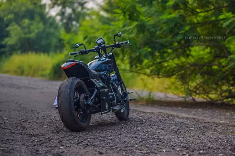Ngoài ra, các chi tiết khác trên xe cũng được vẽ airbrush. Theo Maratha Motorcycles cho biết, tác phẩm hút khói sơn trên thân xe thể hiện sự bình tĩnh của Nữ thần Durga. Bồn chứa nhiên liệu, chắn bùn phía trước, các tấm bên hông tượng trưng cho '"andav Swaroop" của Nataraj.