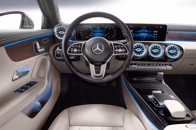 Trong khi đó, nội thất của Mercedes-Benz A200 2019 mới sử dụng ngôn ngữ thiết kế mới được ứng dụng trên các dòng C-Class, E-Class và S-Class mới của Mercedes-Benz. Mercedes-Benz trang bị cho A-Class L hệ thống thông tin giải trí MBUX - Mercedes-Benz User Experience tập trung vào trải nghiệm của người lái.