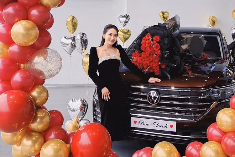 Trong phân khúc MPV cao cấp, Volkswagen Viloran của Bảo Thanh mới tậu đang trở thành một hiện tượng khi đạt doanh số gần 2.000 xe trong năm 2024. Với thành tích ấn tượng này, Viloran đã trở thành mẫu xe bán chạy nhất của thương hiệu Volkswagen tại Việt Nam trong năm qua.
