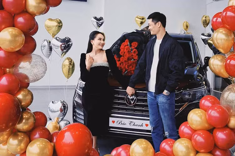 Volkswagen Viloran của diễn viên Bảo Thanh mới mua có ngoại thất màu Crimson và thuộc bản Luxurry, trong khi đại lý chính hãng đang bán Premium với giá 1.989.000.000 đồng và phiên bản Volkswagen Viloran Luxury có giá bán lẻ khuyến nghị dự kiến 2.188.000.000 đồng. 