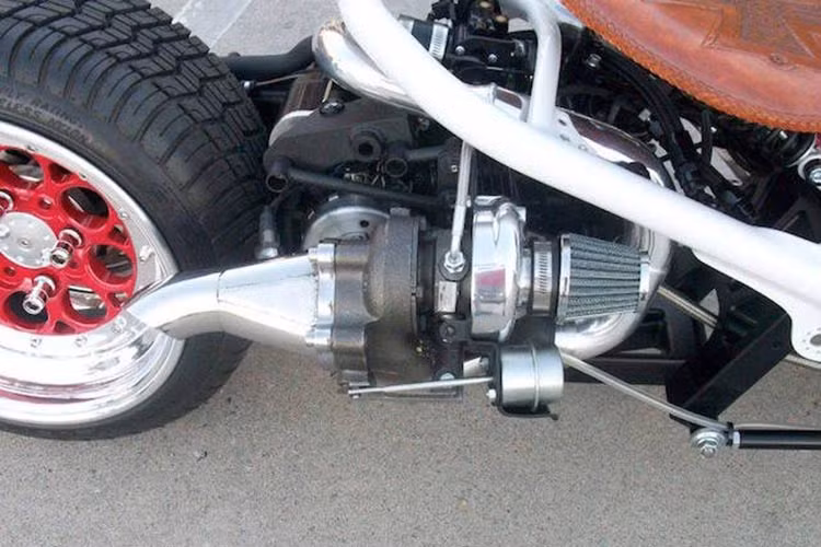 Điều khiến chiếc xe này trở nên đặc biệt là hệ thống turbo 2 cửa của Garrett, được bố trí ở bên phải thân động cơ, vốn là vị trí của quạt gió, đi kèm là ống xả bằng vật liệu Magie và cổ nạp Titan..., giúp chiếc xe đạt gia tốc từ 0-60km/h chỉ trong 3,5 giây.