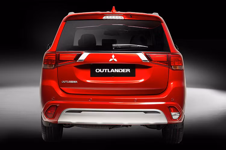 Ở đời mới, Outlander chỉ còn 2 phiên bản dùng động cơ 2.0L, phiên bản cao nhất dùng động cơ 2.4L đã được loại bỏ. Xe tiếp tục duy trì động cơ 2.0L MIVEC, sản sinh công suất 143 mã lực tại 6.000 vòng/phút và mô-men xoắn cực đại 196 Nm tại 4.200 vòng/phút. Xe sử dụng hộp số tự động vô cấp giả lập 6 cấp số.