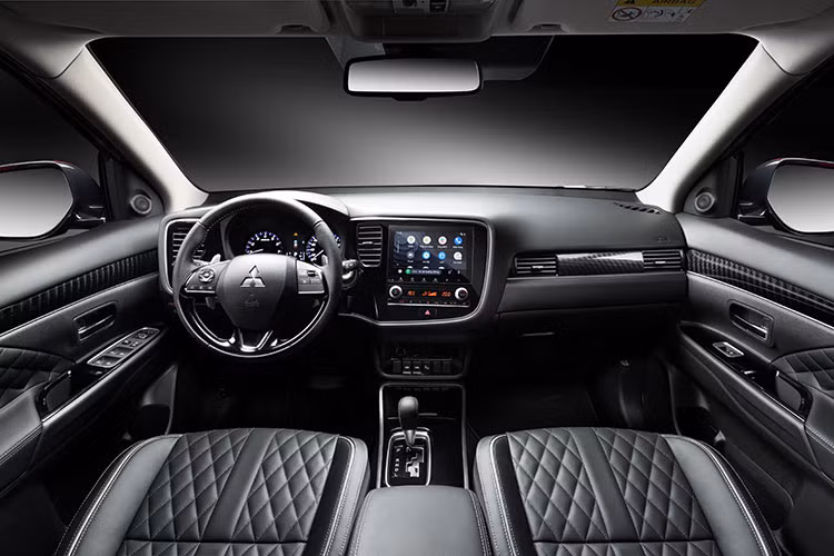 Không gian nội thất 7 chỗ ngồi rộng rãi của Mitsubishi Outlander 2022 sở hữu các điểm nhấn thiết kế trang trí mới trên ốp cửa và bảng điều khiển. Họa tiết kim cương trên ghế da cao cấp tạo nên điểm nhấn ấn tượng trong không gian ấm áp và thoải mái trong mỗi chuyến đi.