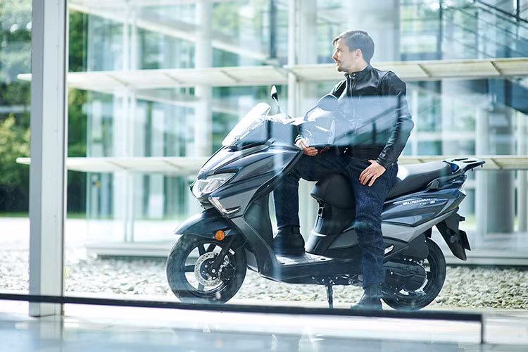 Còn Burgman Street EX trang bị công nghệ Suzuki Eco Performance Alpha, hệ thống tự động dừng và khởi động động cơ (EASS) và hệ thống khởi động im lặng, cho công suất 8,6 PS @ 6.500 vòng/phút và mô-men xoắn 10 Nm @ 5.500 vòng/phút.