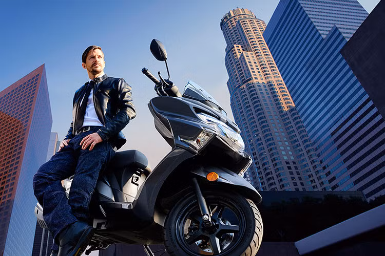 Suzuki Burgman Street 2025 có 2 lựa chọn màu sắc mới gồm Pearl Moon Stone Gray (Standard) và Metallic Matte Stellar Blue (Ride Connect). Giá bán là 95.800 rupee - khoảng 28,5 triệu đồng.