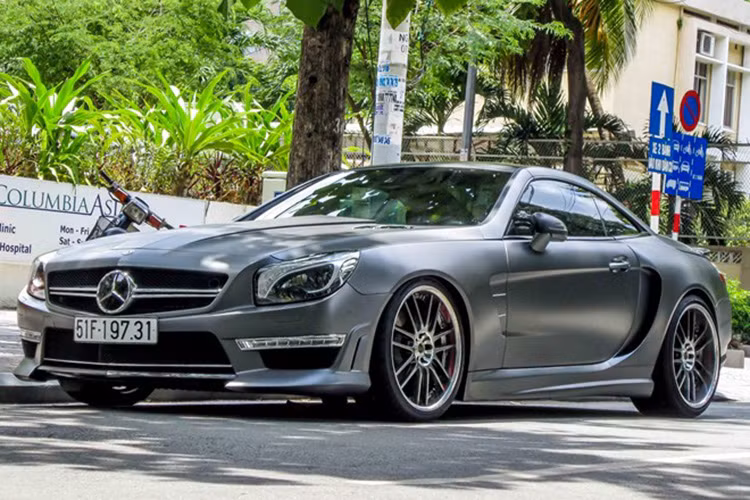 SL-Class là một trong những dòng xe mui xếp sang trọng nhất trên thế giới, được sản xuất bởi Mercedes-Benz. Tuy nhiên, SL 2014 lại là mẫu xe có kiểu dáng gây tranh cãi.