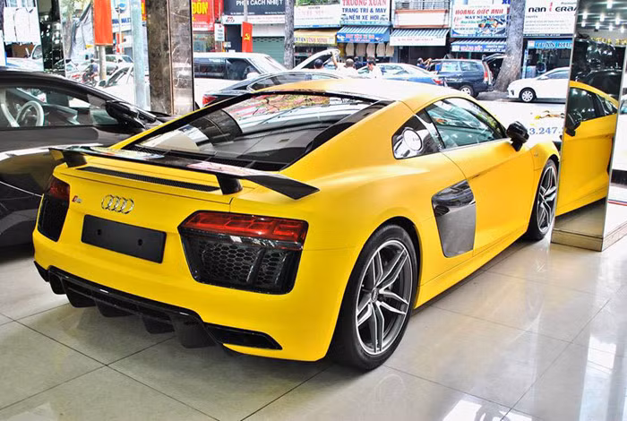 Nhìn từ phía sau, siêu xe Audi R8 V10 bản 2016 hầm hố hơn với các khe khuếch tán đồng phong cách cản trước cùng cụm đèn LED kiểu ma trận.