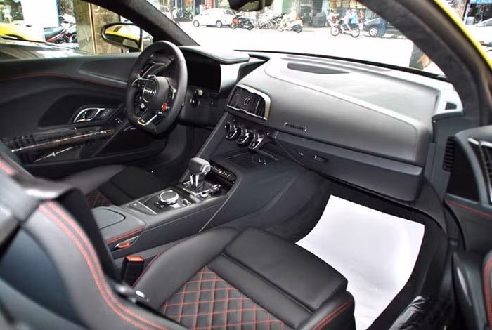 Bên trong nội thất của siêu xe mới nhà Audi bao trùm chất liệu da thật Alcantara và mặt ghế ngồi hoạ tiết mạng kim cương với các đường chỉ khâu màu đỏ tương phản trên nền đen, ngoài ra nội thất xe còn được trang bị sợi carbon cao cấp.