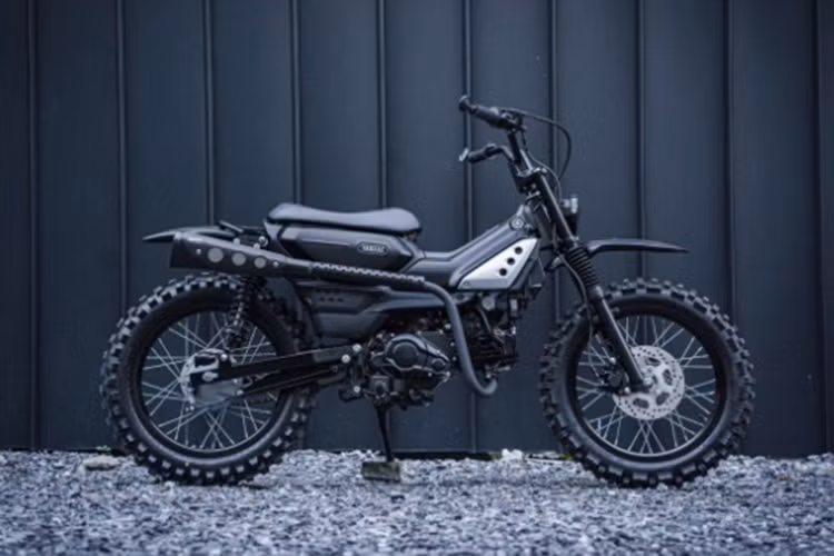 Chiếc xe máy Yamaha PG-1 Scrambler của hãng độ K-Speed nổi bật với cặp đèn pha được thiết kế lại, nhỏ nhắn, gọn gàng hơn, đi cùng tay lái dài và rộng trông càng tôn lên vẻ hầm hố của xe.