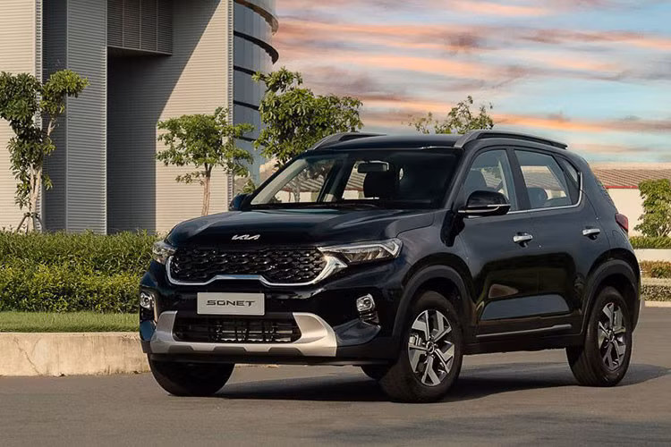 Xếp ngay sau xe Hyundai Accent là KIA Sonet với doanh số đạt với 887 xe. Đây là cái tên mới toanh trong top 10 xe bán chạy nhất thị trường Việt, đồng thời trở thành mẫu xe có doanh số tốt nhất của THACO-KIA, vượt qua nhiều đàn anh như Seltos hay K3.