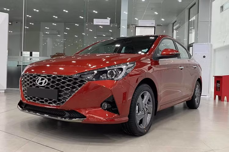 Vị trí thứ 4 là Hyundai Accent với 1.086 xe bán ra trong tháng 6, giảm tới 40,5% so với tháng trước đạt 1.824 xe. Tuy vậy, mẫu xe của Hyundai vẫn tăng 1 bậc so với tháng trước, đồng thời dẫn đầu phân khúc sedan hạng B tại Việt Nam.