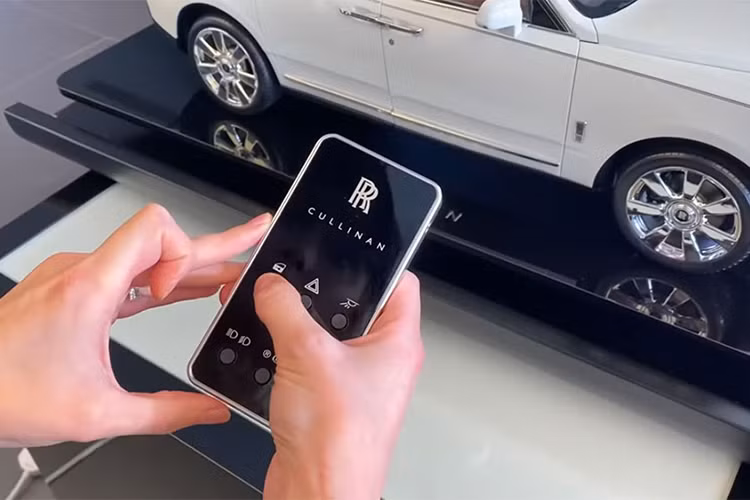 Chiếc xe mô hình tỷ lệ 1:8 này có hơn 1.000 chi tiết được làm thủ công. Do đó, các nhân viên của hãng Rolls-Royce phải mất hơn 450 giờ lao động mới có thể hoàn thành xong chiếc Rolls-Royce Cullinan mô hình này. Nói cách khác, thời gian để làm xong chiếc xe mô hình bằng quá nửa thời gian để chế tạo Rolls-Royce Cullinan "hàng thật".