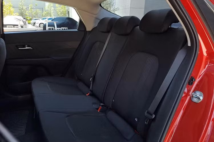 Thông tin về trang bị và động cơ của Hyundai Accent 2024 tại Việt Nam vẫn chưa được hé lộ. Tại thị trường Ấn Độ, Hyundai Accent mới có có 2 loại động cơ xăng 4 xi-lanh, dung tích 1.5L. Đầu tiên là động cơ hút khí tự tự nhiên, sản sinh công suất tối đa 113 mã lực và mô-men xoắn cực đại 144 Nm, đi với hộp số sàn 6 cấp hoặc hộp số tự động biến thiên vô cấp IVT. 