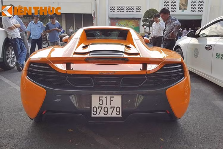 Chiếc siêu xe McLaren 650S Spider màu cam này được đưa về Việt Nam vào những ngày cuối năm 2015. Sau đó, xe nhanh chóng được ra biển trắng “ thần tài” khá đẹp là 51F-979.79.