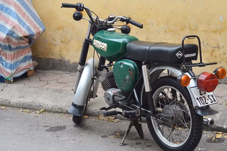 Ngược dòng lịch sử về mẫu xe máy Simson S51 huyền thoại, nó được thành lập tại thành phố Suhl bởi Lob và Moses. Simson ban đầu như là một nhà máy chế tạo vũ khí sau đó cũng như nhiều thương hiệu khác, hãng bắt đầu sản xuất xe máy vào năm 1934 với nhãn hiệu BSW (viết tắt của Berlin-Suhler Waffen, nghĩa là nhà máy vũ khí Berlin-Suhler).