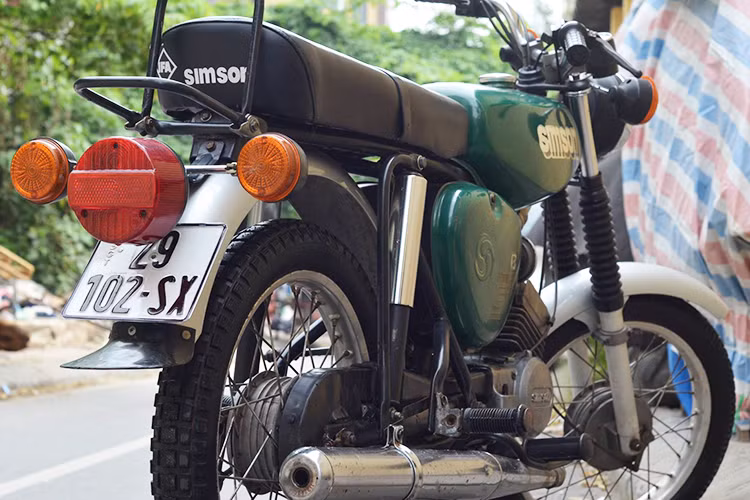 Vừa khan hiếm, vừa sành điệu nên mẫu xe máy Simson S51 hay còn gọi ví von là "xe mô kích" đã trở thành sản phẩm trong mơ của rất nhiều người, đặc biệt là các “tay chơi mũ cối”. Ngày đó, lướt trên chiếc xe này chẳng khác nào đang ngồi trên các xế sang giá bạc tỷ ngày nay.