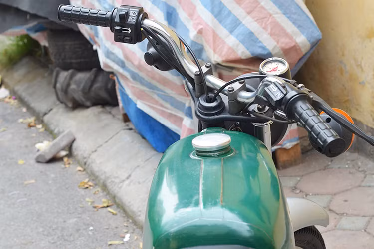 Thời gian đầu, những chiếc xe máy Simson S51 thuộc dạng hàng hiếm. Những chiếc xe chủ yếu được mang về từ nước ngoài bởi những người đi học tập và lao động. Xe đóng trong những chiếc thùng thơm mùi gỗ thông được xếp thành từng cục "tên gọi 3 cục thời bấy giờ" - sau đó mới được lắp ráp hoàn chỉnh để có thể "chạy".
