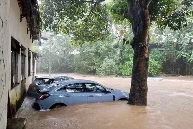 Đây không phải lần hiếm hoi các siêu xe và xe sang tại Hồng Kông bị nước lũ bao vây, vào năm ngoái, cơn bão Hato đổ bộ vào tới đây cũng đã khiến nhiều ôtô bị hư hỏng nặng và gây thiệt hại nặng nề.