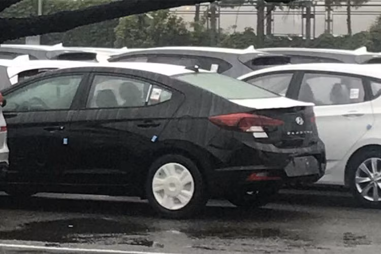 Trong đó, đáng chú ý nhất là phần đầu xe với lưới tản nhiệt Cascading Grille hiện đã trở thành nhận diện thương hiệu của hãng xe ôtô Hyundai. Tuy nhiên, trên Elantra 2019, lưới tản nhiệt này trông góc cạnh hơn nên có chút khác biệt với những mẫu xe Hyundai đời mới.