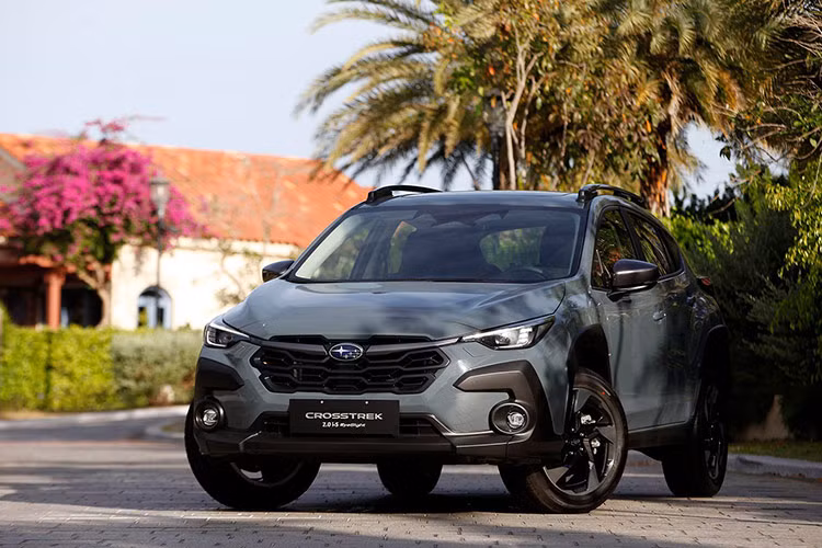 Subaru Crosstrek 2024 mới được định vị ở phân khúc SUV cỡ B+ với chiều dài, chiều rộng và chiều cao lần lượt là 4.480 mm, 1.800 mm và 1.600 mm. So với đối thủ trực tiếp là Toyota Corolla Cross, Crosstrek dài hơn nhưng hẹp về bề ngang và thấp hơn một chút. Tuy nhiên, vóc dáng tổng thể của mẫu xe này khá khỏe khoắn khi phần mui xe được làm dài, kính lái vuốt về phía sau nhiều hơn.