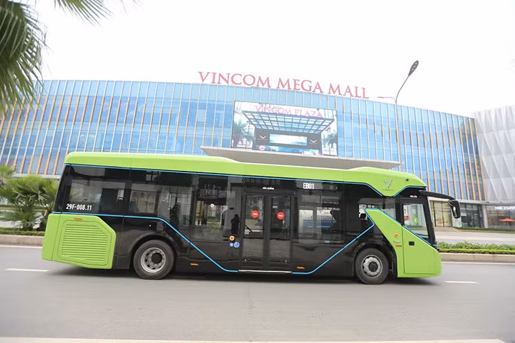 Sau đó sẽ tiến hành giai đoạn đầu, xe buýt điện VinFast sẽ hoạt động tại Hà Nội, TP.HCM và Phú Quốc với số lượng khoảng 150-200 xe. Thời gian hoạt động dự kiến 5h-22h hàng ngày, trung bình 10-20 phút/lượt xe.