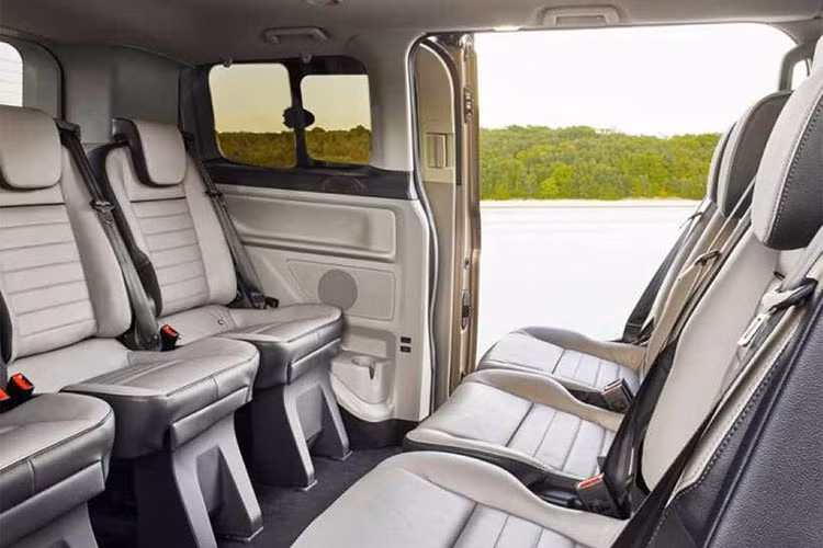 Về an toàn, Ford Tourneo cũng được trang bị các công nghệ như hệ thống chống bó cứng phanh ABS, phân bổ lực phanh điện tử EBD, cân bằng điện tử ESP, hỗ trợ khởi hành ngang dốc cùng với hệ thống 6 túi khí. Đáng tiếc là một số công nghệ an toàn chủ động đặc trưng của Ford như hệ thống kiểm soát hành trình Cruise Control, cảnh báo điểm mù, hỗ trợ phanh khẩn cấp tự động, cảnh báo và duy trì làn đường, hỗ trợ đỗ xe... sẽ không xuất hiện trên Tourneo.