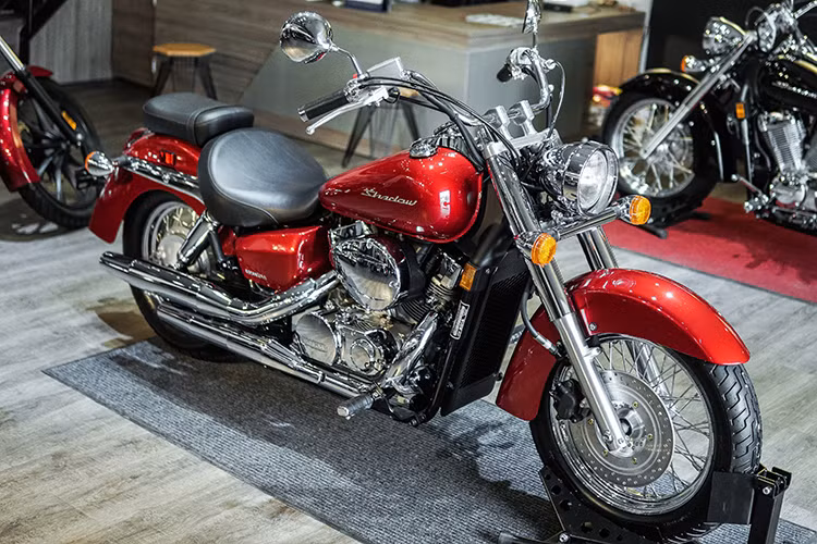 Mẫu xe môtô Honda Shadow là dòng cruiser được thiết kế chủ yếu nằm hướng tới thị trường Mỹ, với nhiều phiên bản khác nhau và dung tích máy từ 125 tới 1100cc. Có lịch sử từ năm 1983, nhưng trên mẫu Honda Shadow dù mới hay cũ - nó vẫn mang vẻ ngoài truyền thống của một chiếc cruiser điển hình gần như không thay đổi sau hàng chục năm.