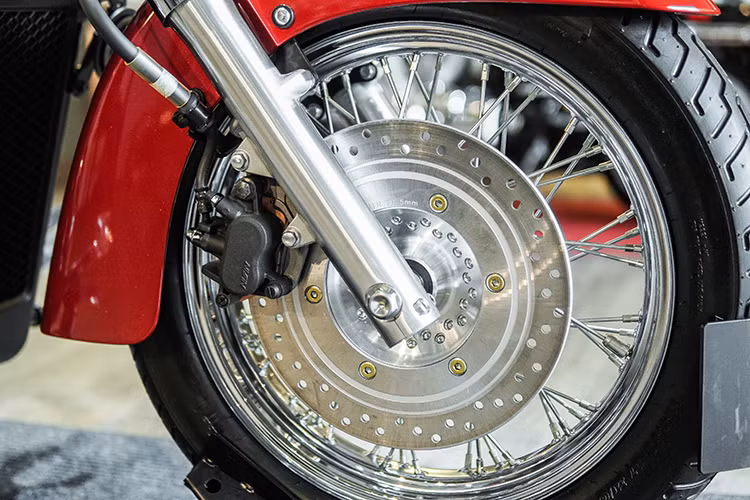 Cũng như những "người anh em" khác trong gia đình Honda Shadow, xe được trang bị bánh căm ở cả trước lẫn sau, với lốp Dunlop bản lớn 120-90-17 cùng với phanh đĩa trước đơn 2 piston có đường kính 296 mm.