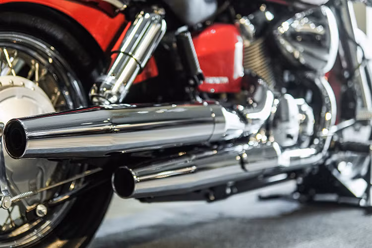 Khối động cơ V-Twin dẫn khí thải ra phía sau thông qua 2 ống xả được mạ chrome bóng loáng và đặt song song với nhau. Đây cũng là một trong điểm nhấn nổi bật nhất trên nền sơn xe đen, đỏ của chiếc cruiser này.