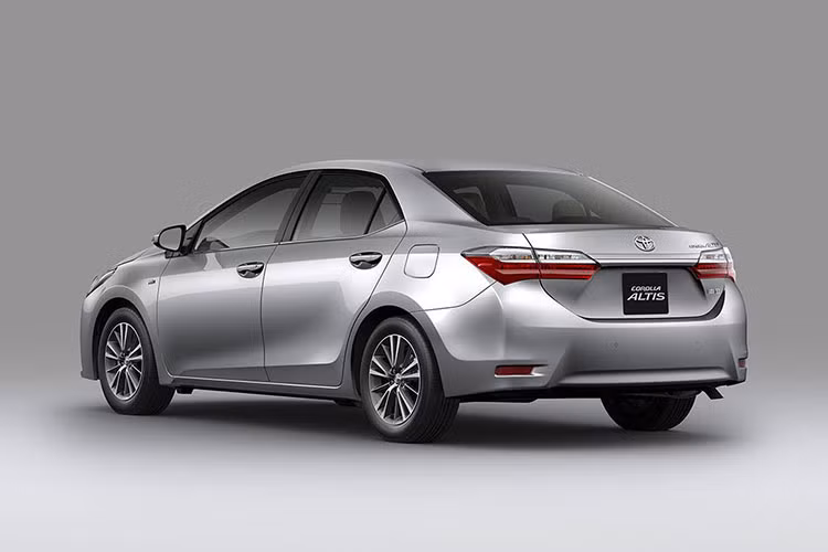 Gương chiếu hậu của bản 2.0V Sport tích hợp thêm chức năng gập tự động và tự động điều chỉnh khi lùi xe. Mâm xe mới dạng đa chấu 17 inch với bản cao cấp nhất 2.0V Sport, trong khi các bản còn lại tương tự như cũ, khi 1.8G và 2.0 V dùng mâm 16 inch, các bản 1.8E dùng mâm 15 inch.