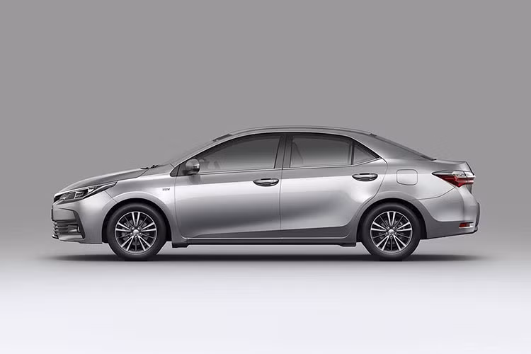 So với phiên bản trước, Toyota Corolla Altis 2018 mới có một số thay đổi về thiết kế ngoại thất cùng trang bị công nghệ hiện đại và an toàn hơn. Kích thước của xe không có nhiều thay đổi so với phiên bản hiện tại.