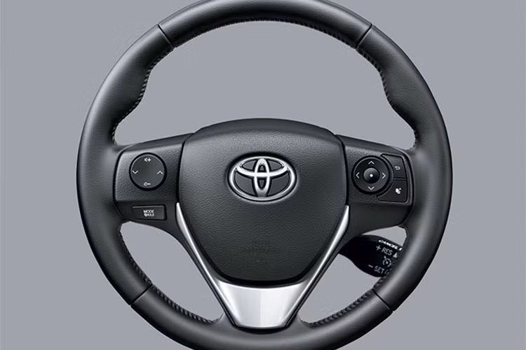 Các trang bị đáng chú ý trên Altis 2018 các bản CVT là điều hòa tự động 1 vùng, khởi động không cần chìa, vô-lăng tích hợp nút điều khiển âm thanh và hàng ghế sau gập theo tỷ lệ 60:40. Các bản cao cấp có ga tự động Cruise Control và ghế lái kiểu thể thao, chỉnh điện 8 hướng.