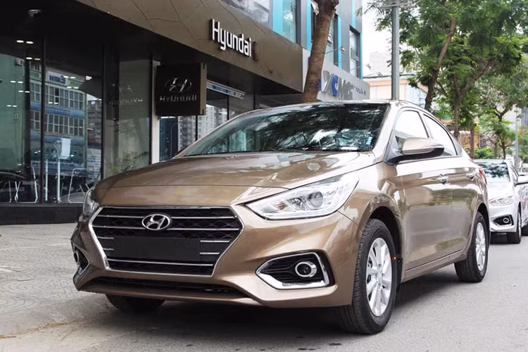 Hyundai Accent tại Việt Nam hiện đang được bán ra tổng cộng 04 phiên bản với mức giá từ 425 - 540 triệu đồng. Đây được xem là mẫu xe bán chạy nhất trong phân khúc sedan hạng B tại Việt Nam. Tính từ đầu năm nay, Accent đã vượt mặt Toyota Vios về doanh số trong tháng 02/2019.