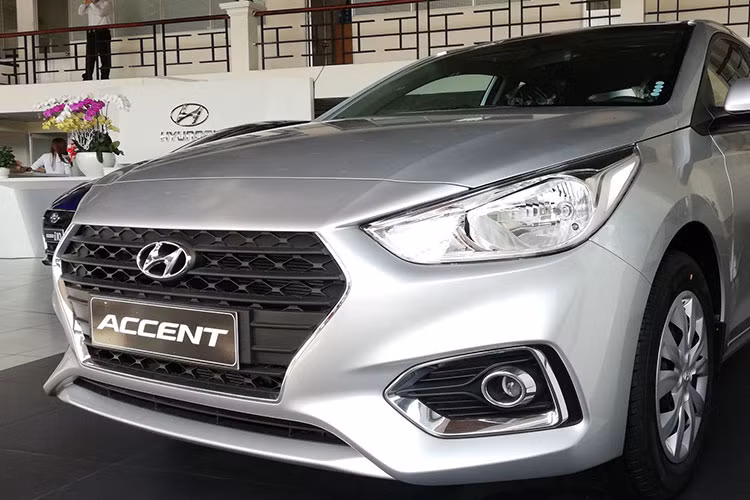 Về thiết kế ngoại thất, ngoại hình của xe vẫn không thay đổi với chiều dài tổng thể 4.440 mm, rộng 1.729 mm, cao 1.475 mm và chiều dài cơ sở 2.600 mm. Cụm lưới tản nhiệt lục giác hơi bóp thuôn ở phía dưới cùng các đèn pha LED sắc sảo tương tự dòng Elantra.