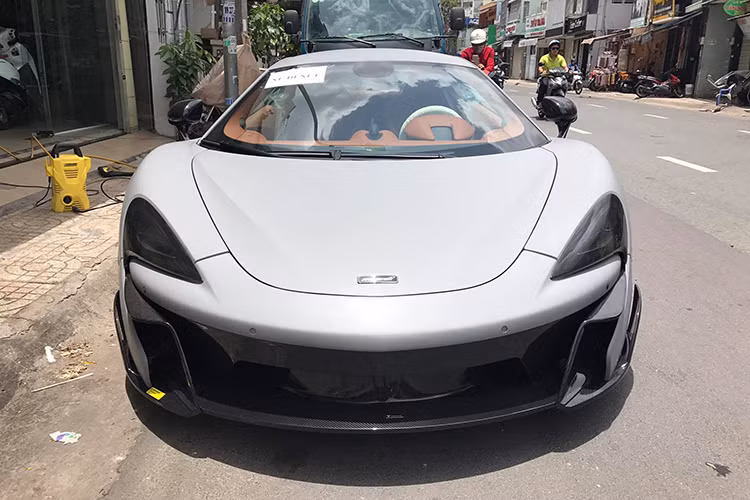 Ngoài sức mạnh về tốc độ, siêu xe này còn được trang bị 3 chế độ chạy bao gồm bình thường-normal, thể thao-sport và chế độ đua-track, lực hãm của siêu xe bắt nguồn từ bộ phanh carbon-ceramic đi kèm là la-zăng hợp kim mới cùng lốp Pirelli P-Zero Corsa có kích thước 225/35 bánh trước và 285/35 dành cho bánh sau.