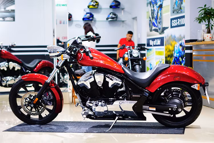 Chiếc xe Honda Fury 1300 2018 trong bài viết này là phiên bản mới, được một nhà nhập khẩu xe máy tư nhân tại TP HCM nhập về từ Mỹ. Với những biker ưa thích dáng dấp của một chiếc môtô với thiết kế chopper cổ điển cùng khối động cơ đầy mạnh mẽ, đây chính là lựa chọn số 1.