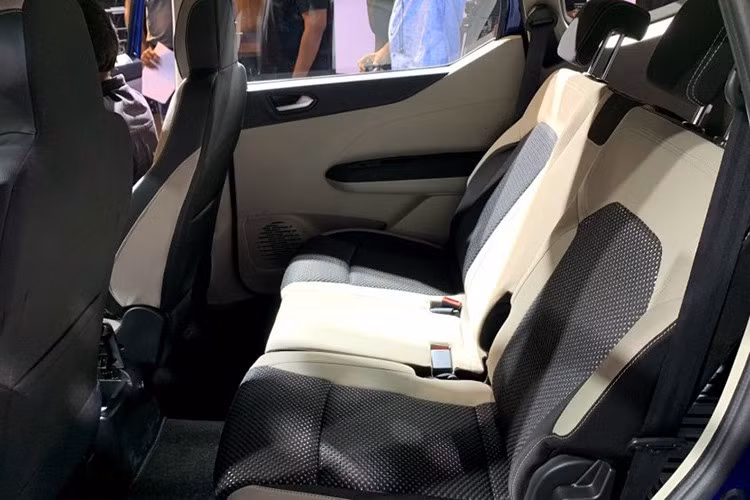 Renault Triber 2019 mới sở hữu hàng ghế thứ hai có thể trượt để hành khách ra/vào dễ dàng hơn. Trong khi đó, hàng ghế thứ ba có thể tháo ra khỏi xe để tăng thể tích khoang hành lý. Nếu muốn, khách hàng có thể mua Renault Triber với cấu hình nội thất 6 chỗ.