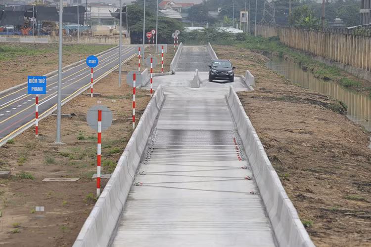 Đặc biệt, các tiêu chí về độ ồn và tiếng động lạ của xe thì sẽ được đánh giá trên địa hình thử gồ ghề như đường gợn sóng, và các đoạn đường có bề mặt dây thừng hay góc sắt. Các tính năng an toàn như Hệ thống Cân bằng Điện tử và Chống Bó cứng Phanh cũng sẽ được thử nghiệm trên các đoạn trơn trượt và trên 400m đường thẳng.